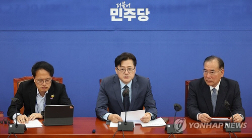 더불어민주당 홍익표 원내대표가 18일 국회에서 열린 정책조정회의에서 발언을 하고 있다. 연합뉴스